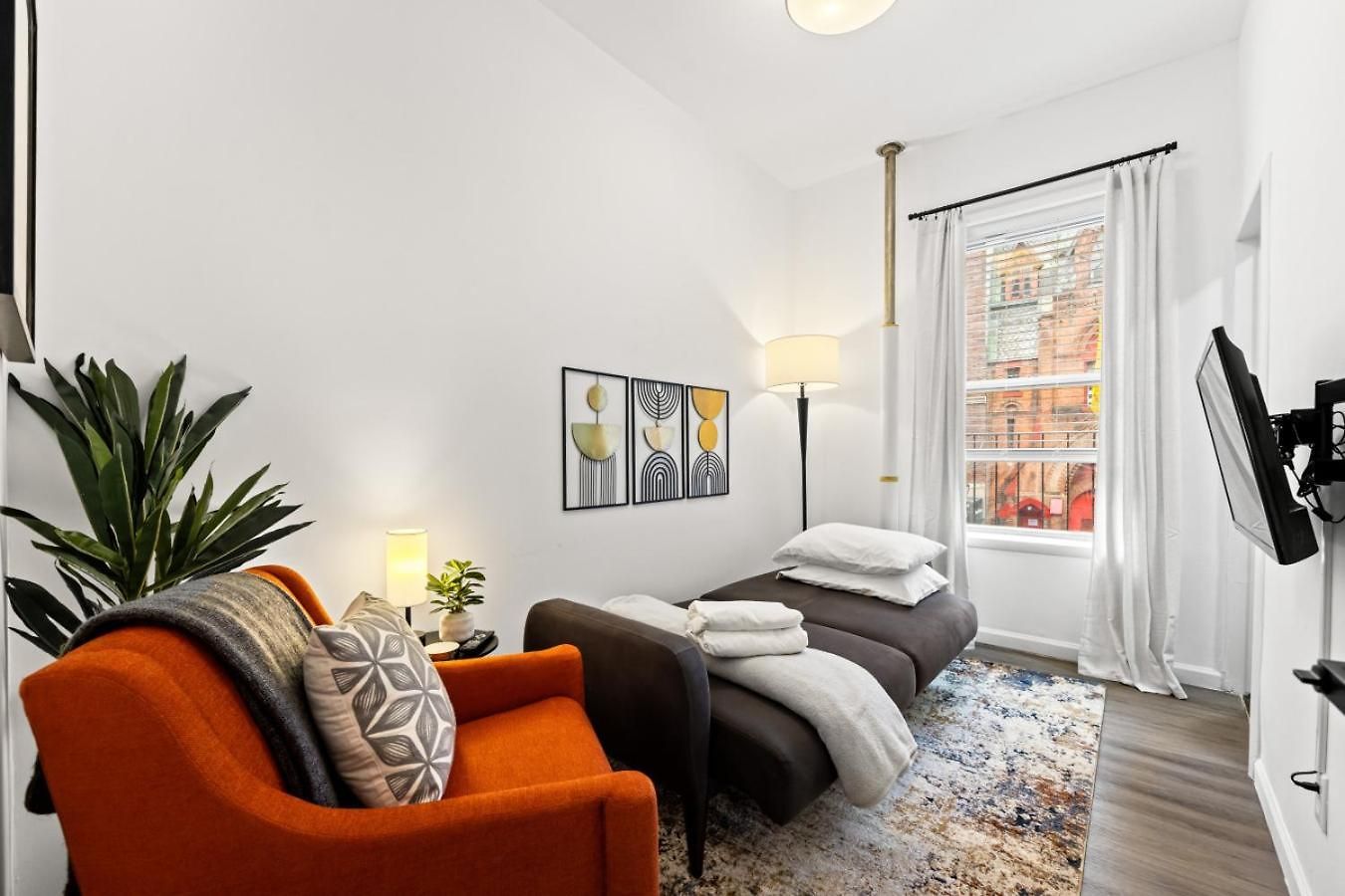 Sleek 2br In Times Square Apartment