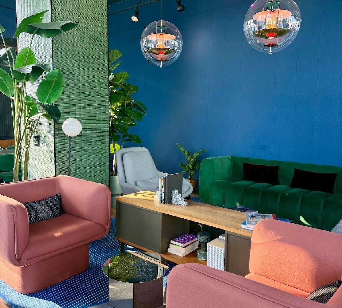 Pied-a-terre In The Sky Apartment *