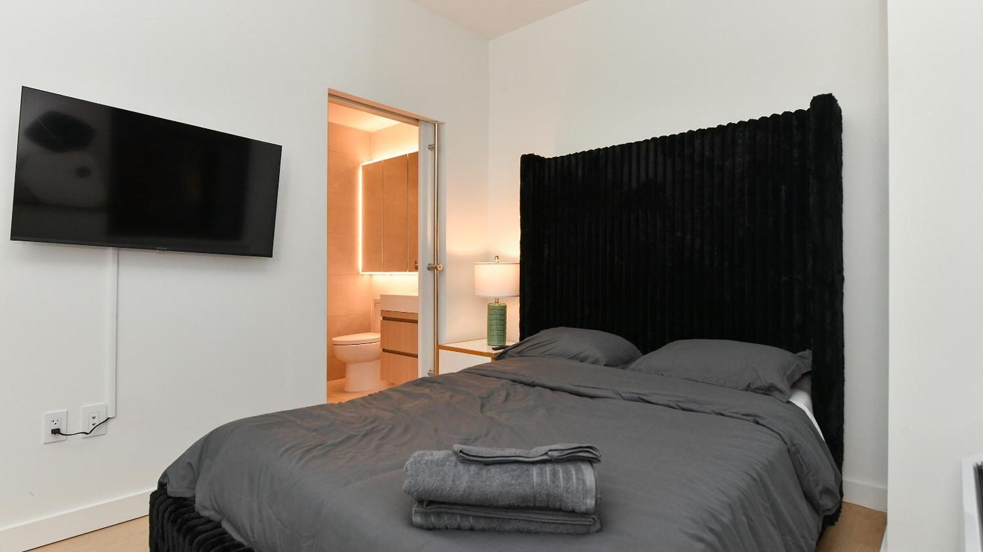 Sleek 2br Oasis In Financial District Apartment