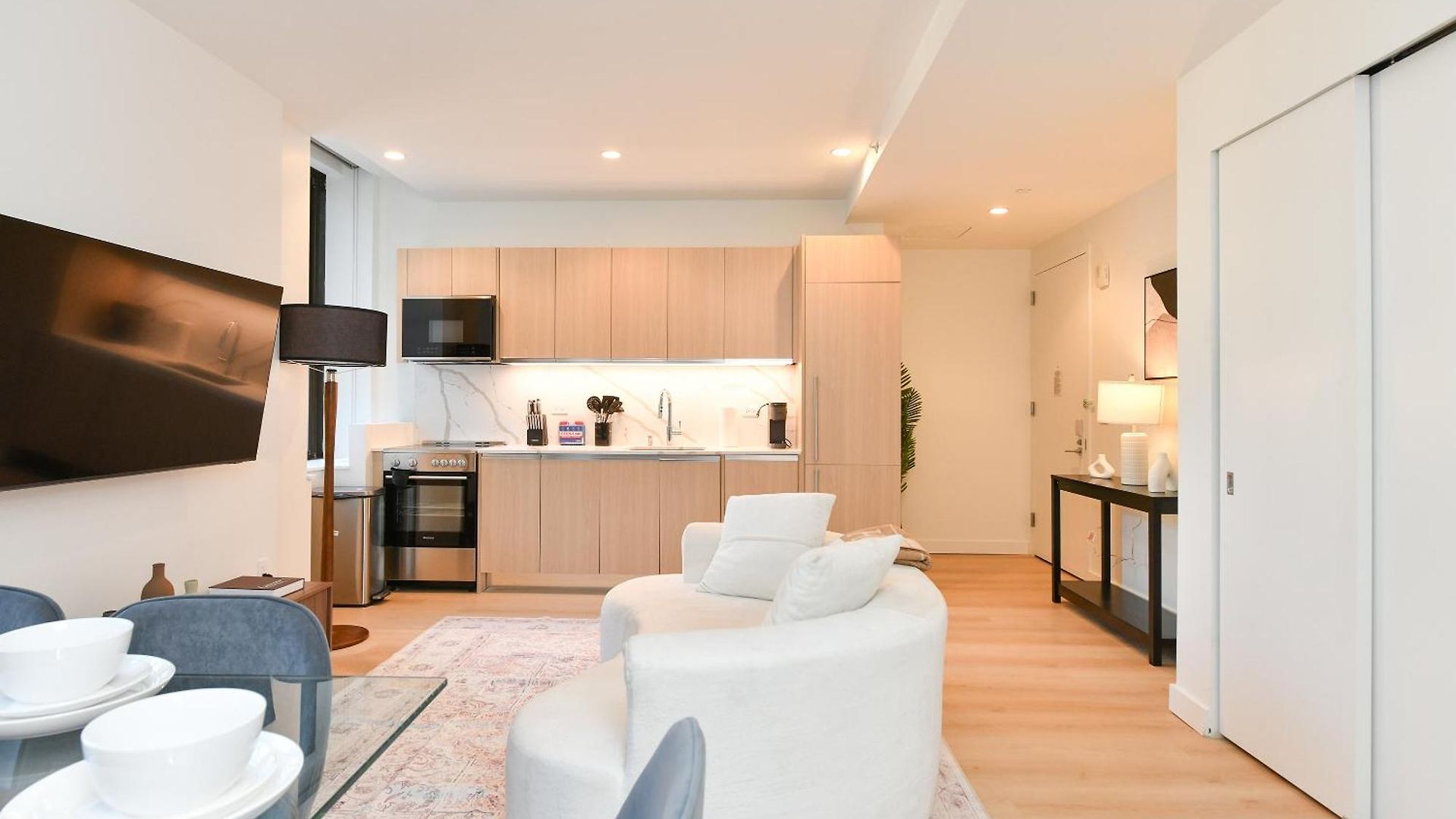 Sleek 2br Oasis In Financial District