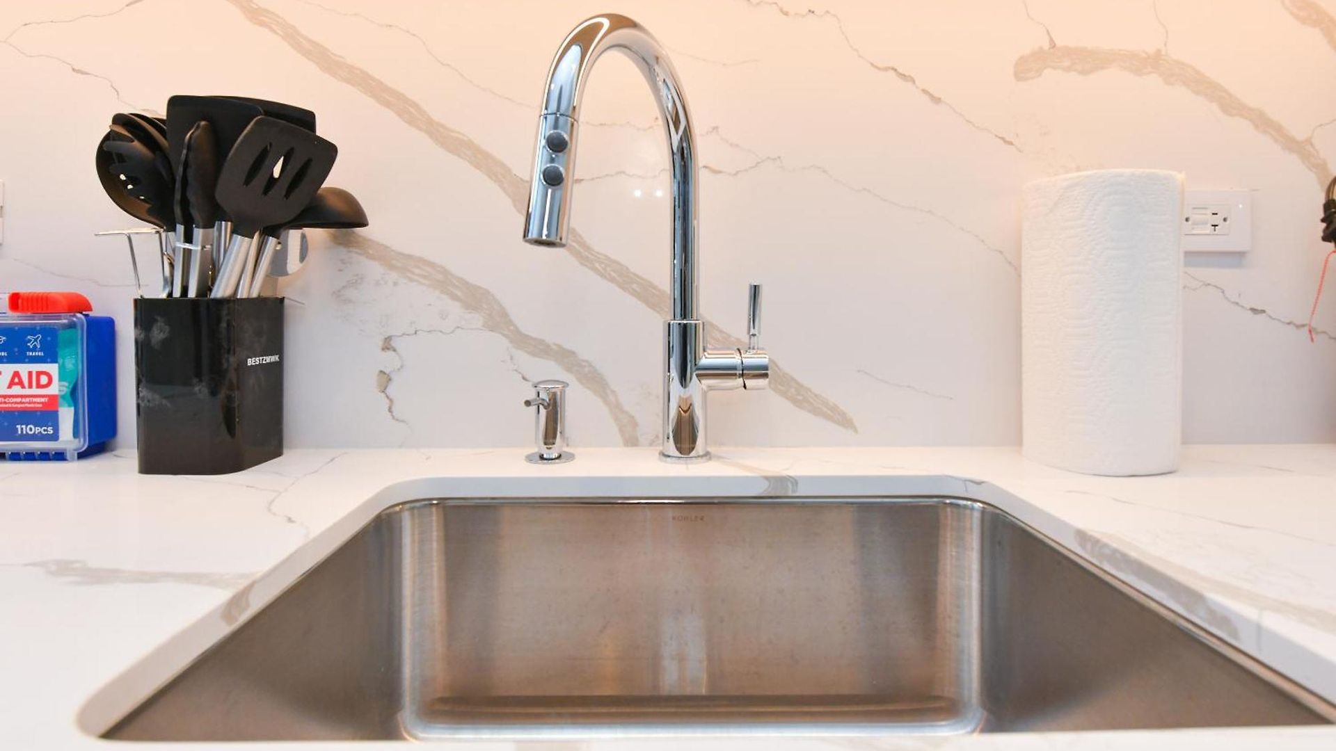 Sleek 2br Oasis In Financial District Apartment *