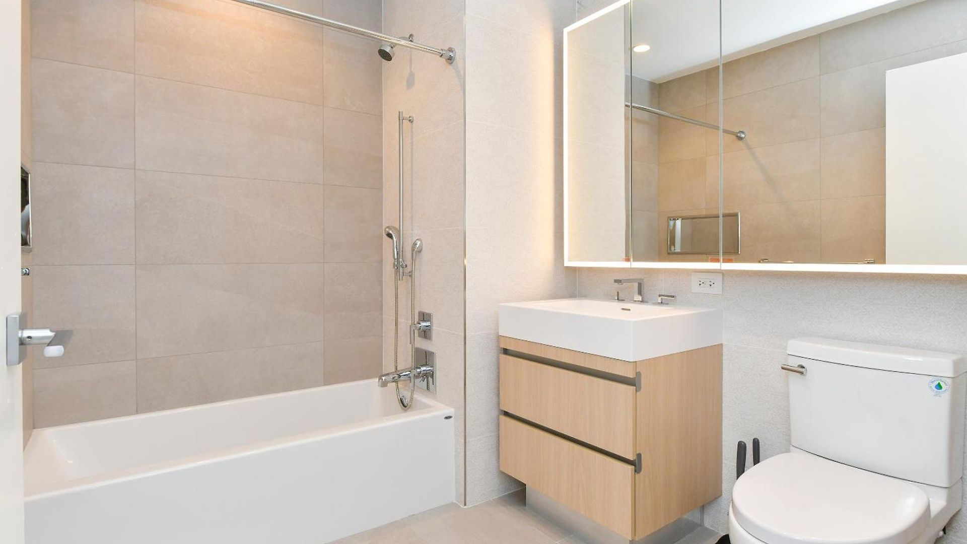 Sleek 2br Oasis In Financial District Apartment *