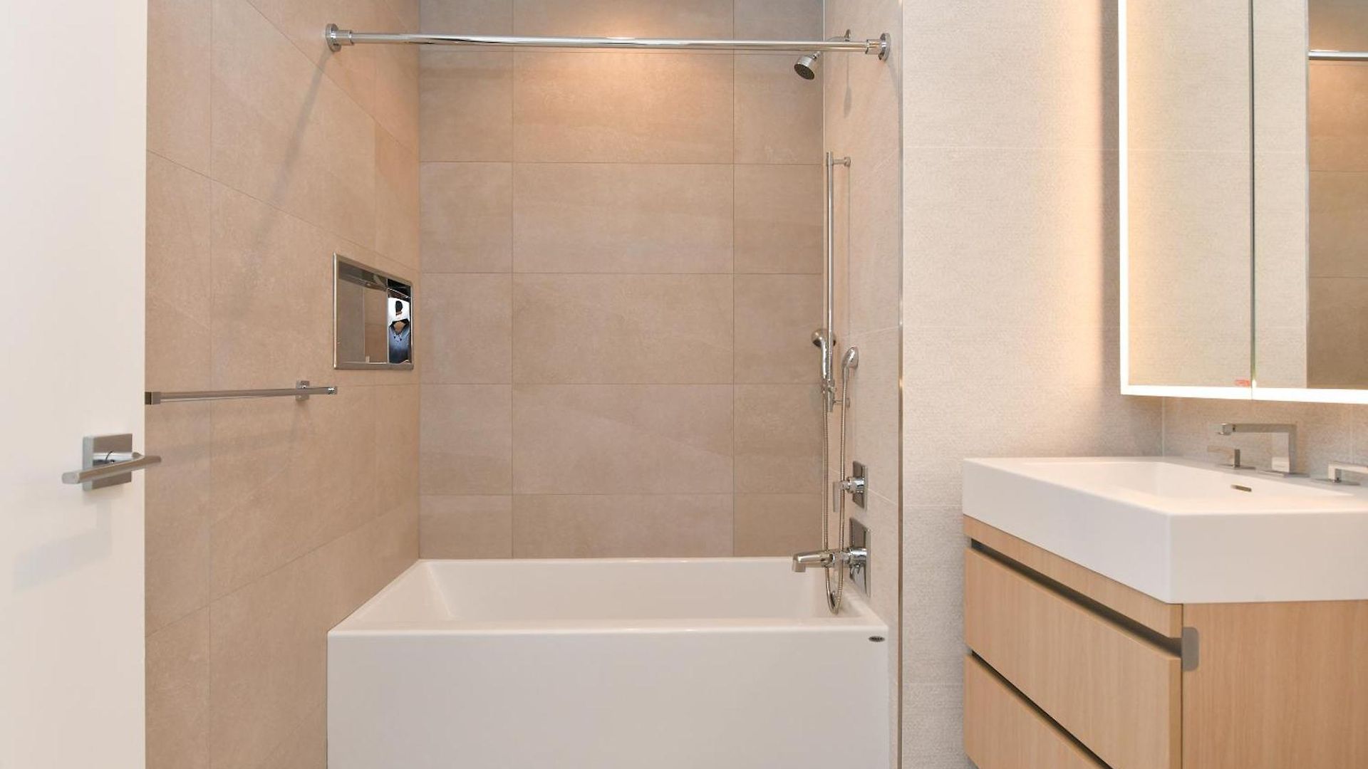 Sleek 2br Oasis In Financial District Apartment
