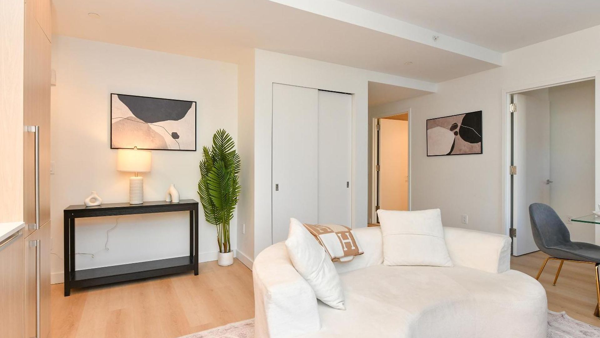 Sleek 2br Oasis In Financial District