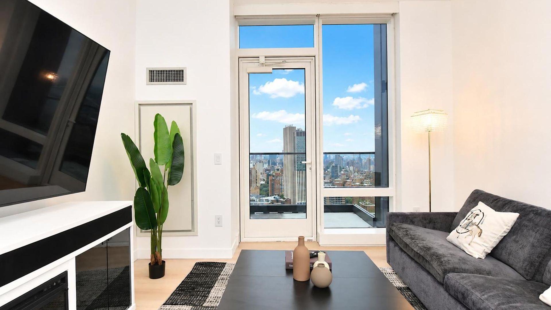 Luxury In Downtown Manhattan Skyline Views