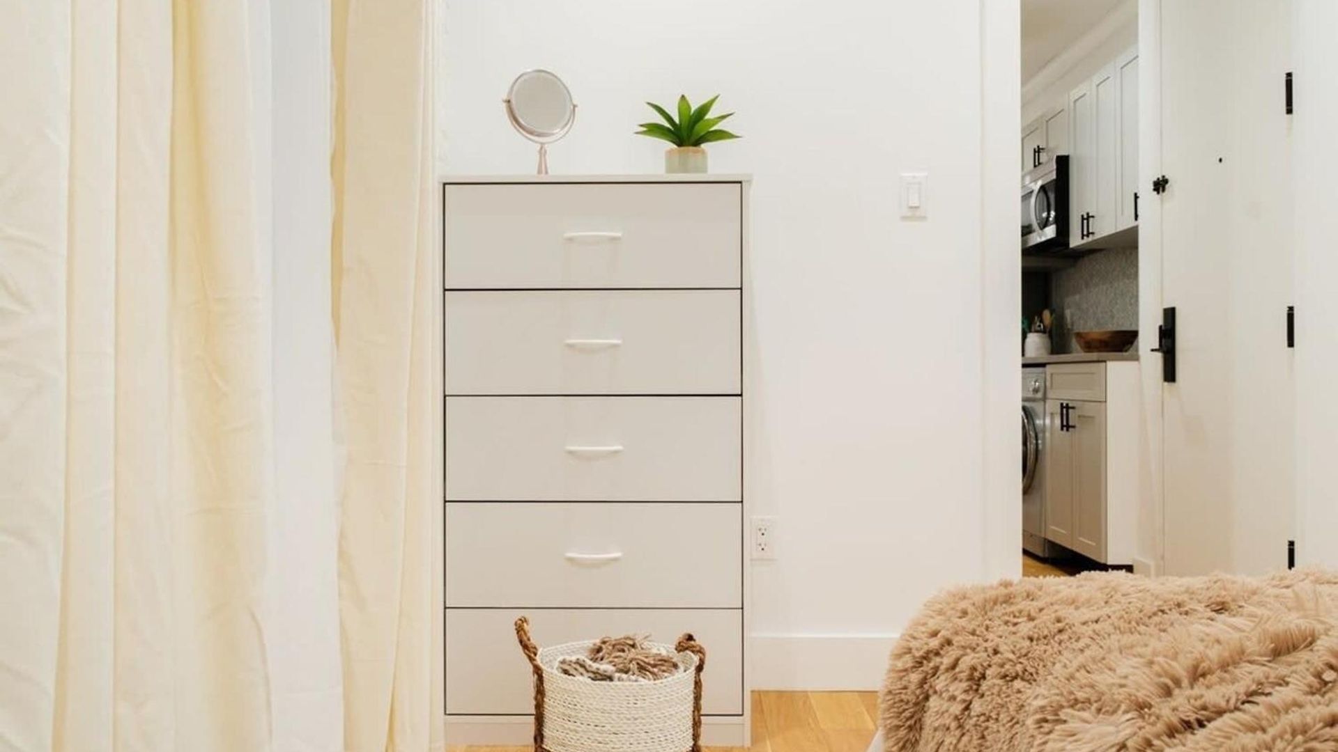 Apartment 1288 Ues *