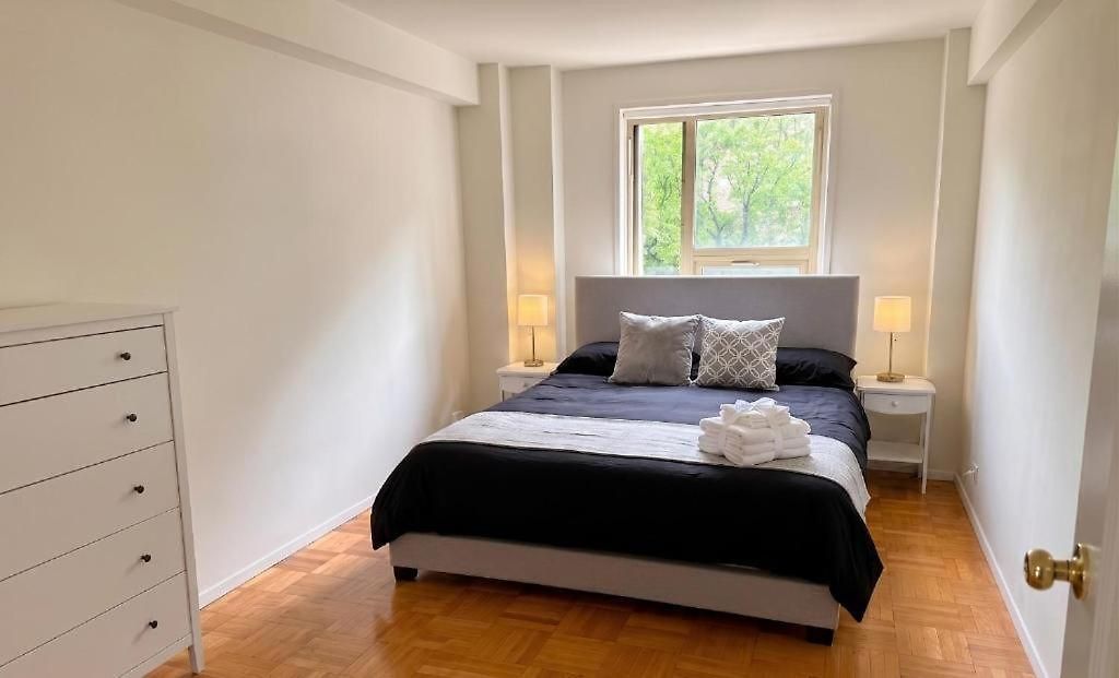 Grand East Side Home, Spacious & Cozy 3 Bedroom Retreat Apartment *
