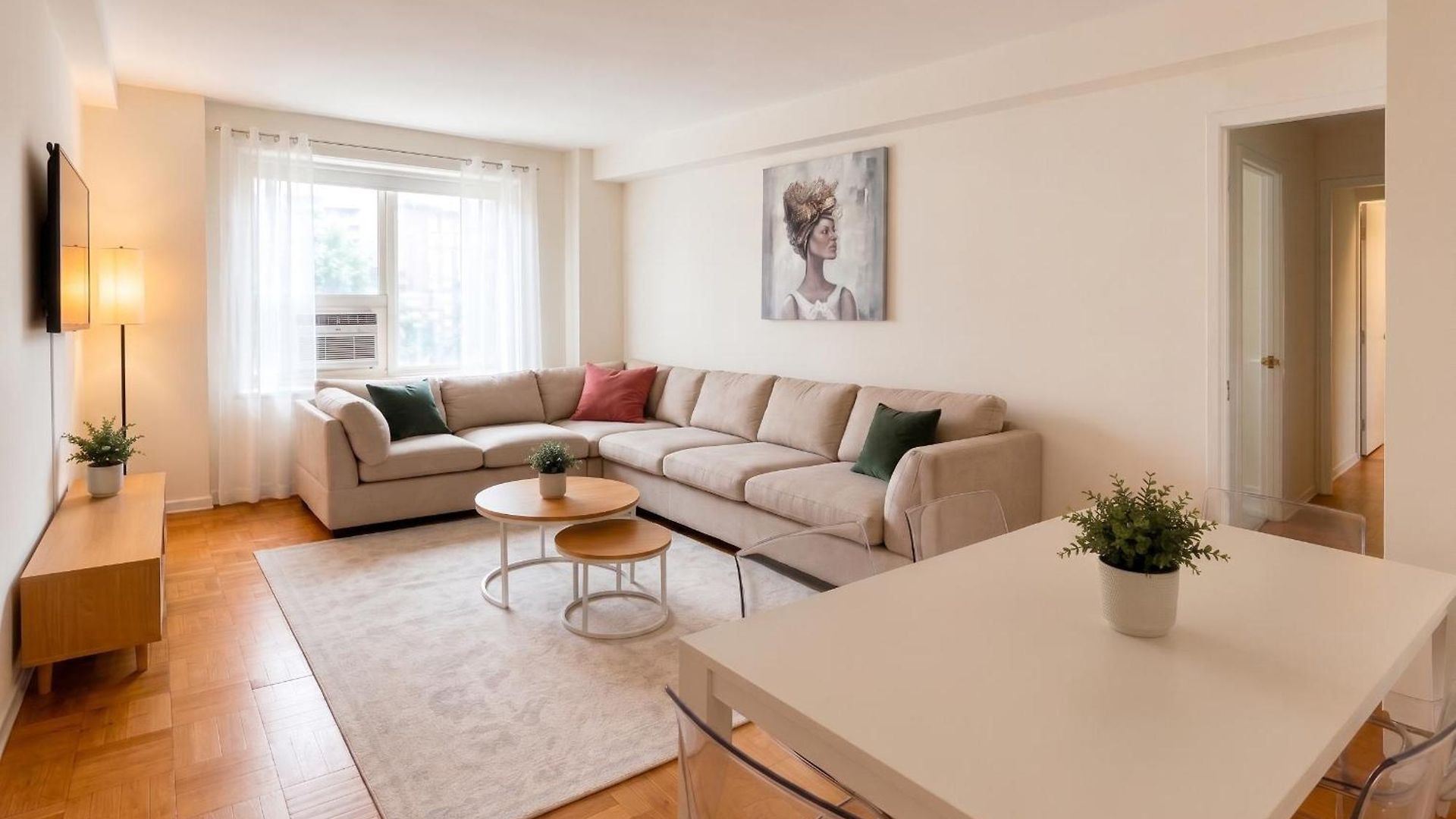 Grand East Side Home, Spacious & Cozy 3 Bedroom Retreat Apartment *