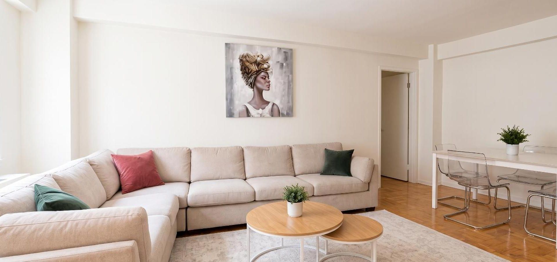 Grand East Side Home, Spacious & Cozy 3 Bedroom Retreat *