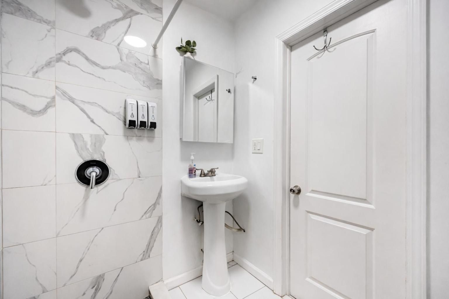 2 Bedroom Cozy Unit In Location *