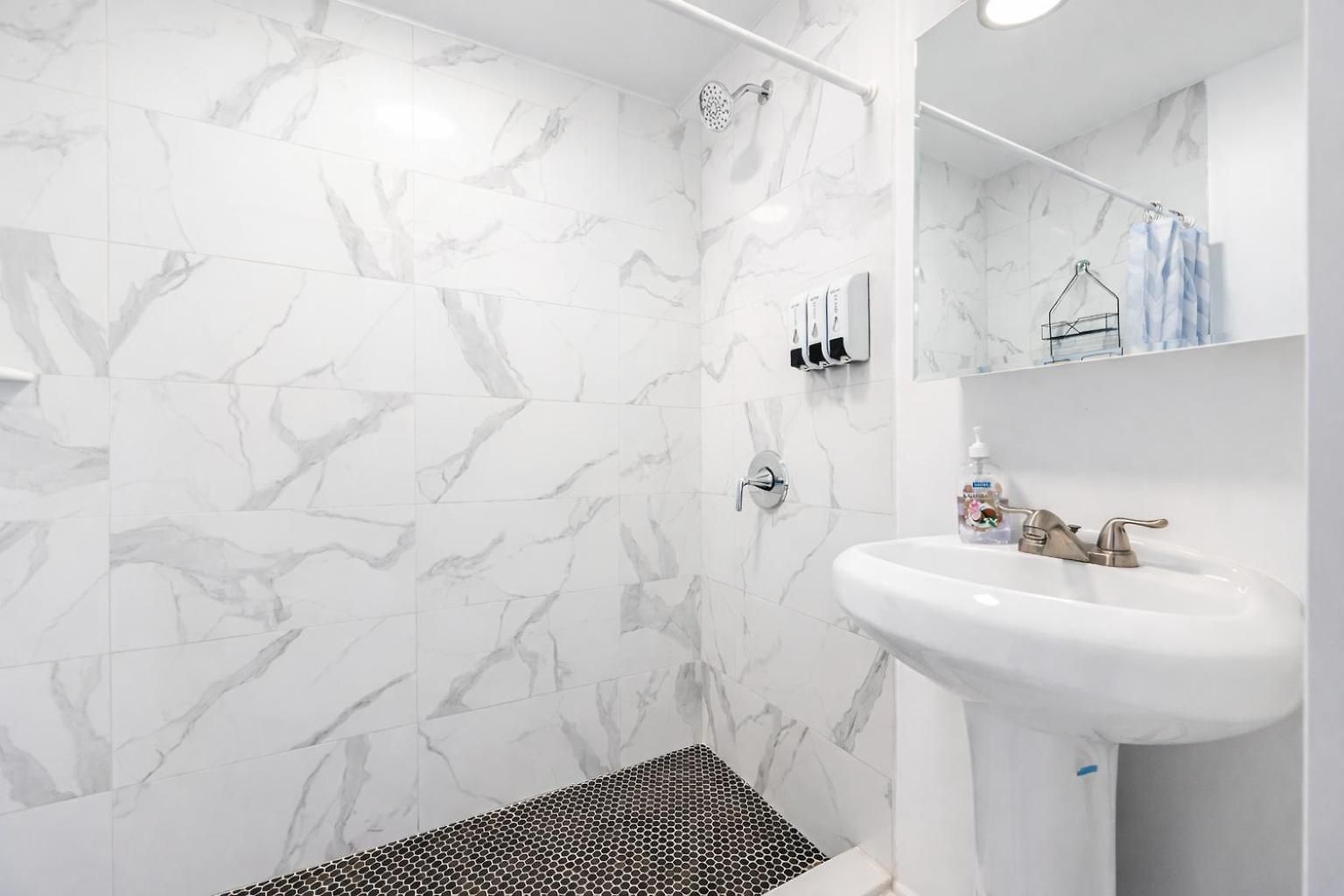 2 Bedroom Cozy Unit In Location * New York