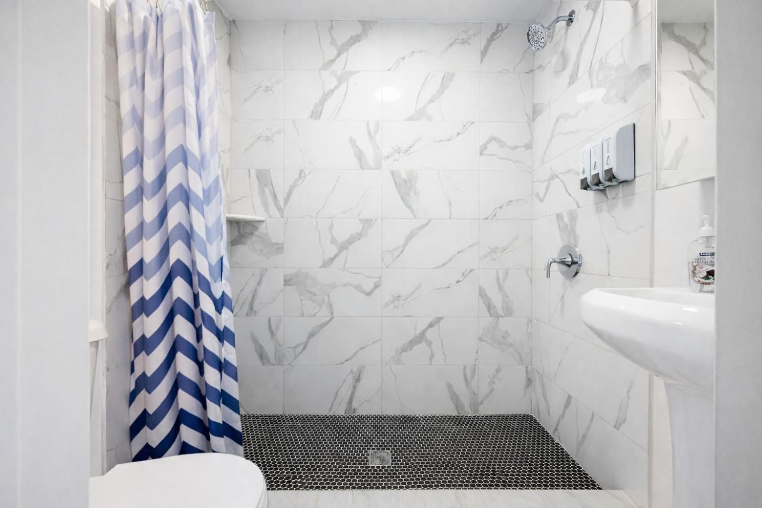Apartment 2 Bedroom Cozy Unit In Location *