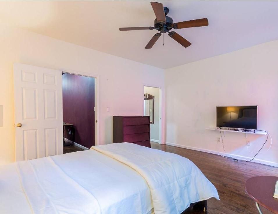 Spacious Garden Duplex 2 Bdrm * New York