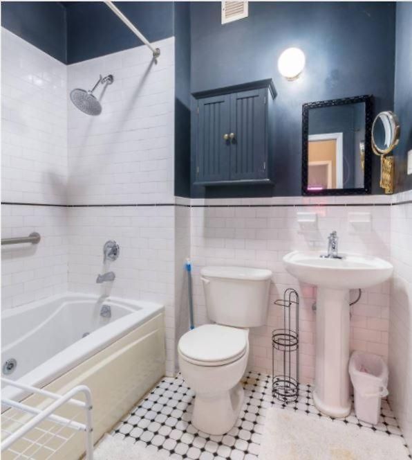 Spacious Garden Duplex 2 Bdrm Apartment New York