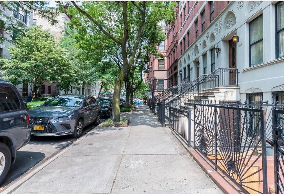 Spacious Garden Duplex 2 Bdrm Apartment *
