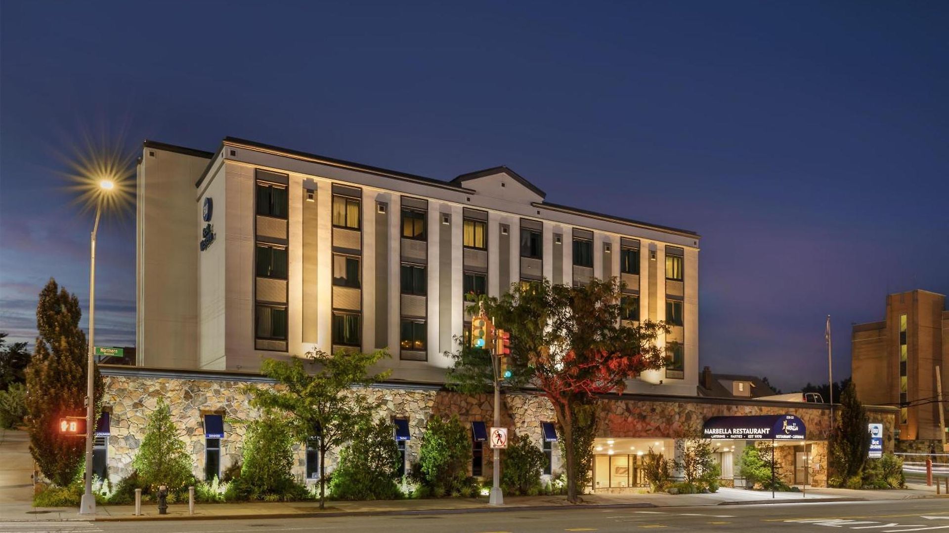 Western Queens Gold Coast Hotel 3*