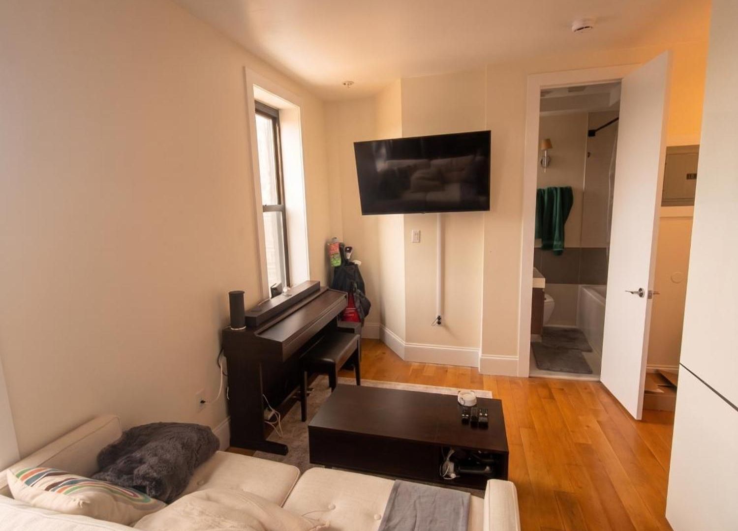 Trendy Williamsburg Oasis - Ac, Fast Wi-fi & Dishwasher New York