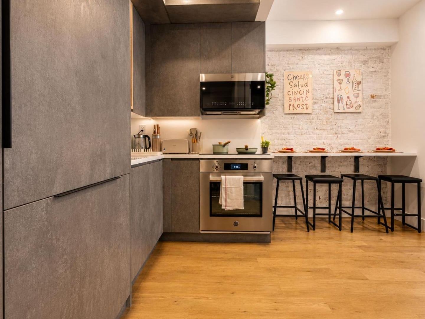 Cozy With Balcony&washer Close To Train Apartment *