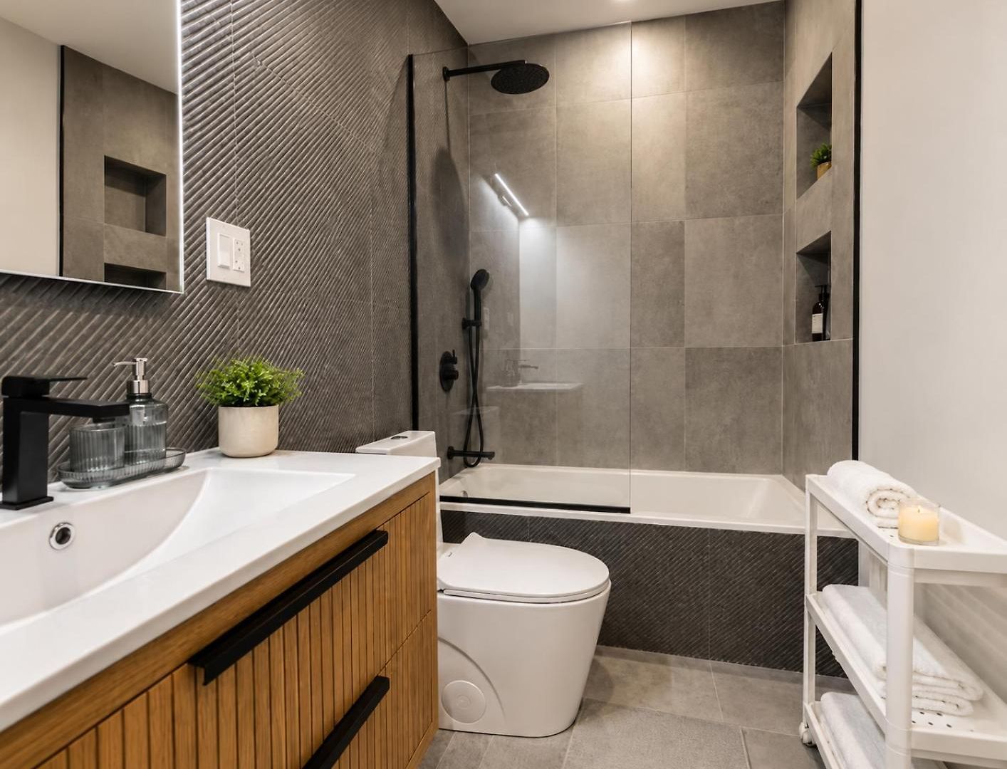 Cozy With Balcony&washer Close To Train Apartment *