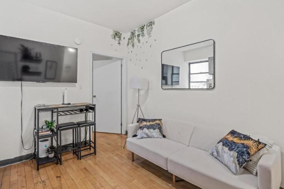 Chic Times Square 1br Entire - Private Kitchen & Bath - Hosts 4 Guest house *