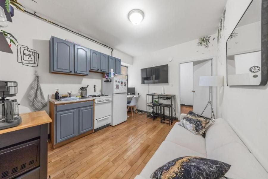Guest house Chic Times Square 1br Entire - Private Kitchen & Bath - Hosts 4 New York