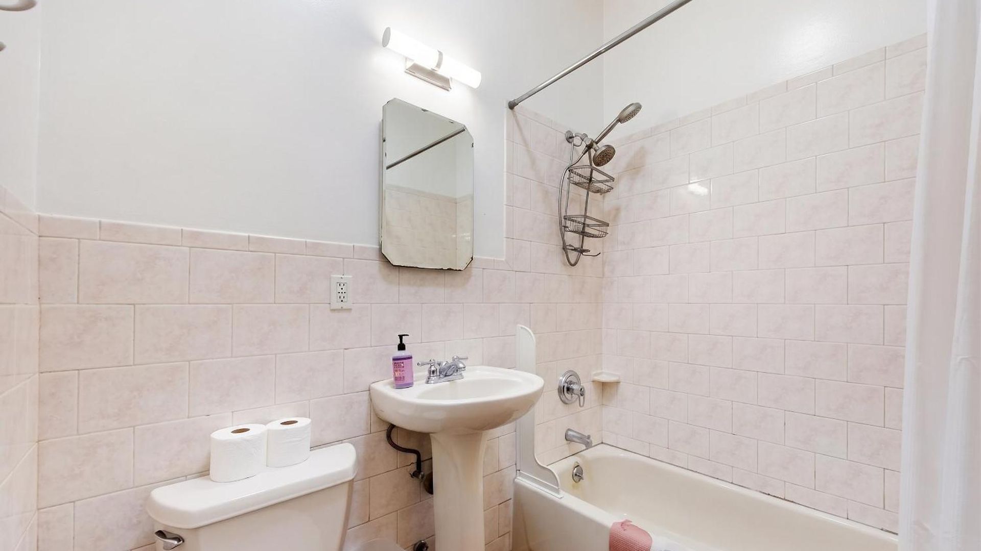 Spacious 1-bedroom Retreat In Harlem Apartment *