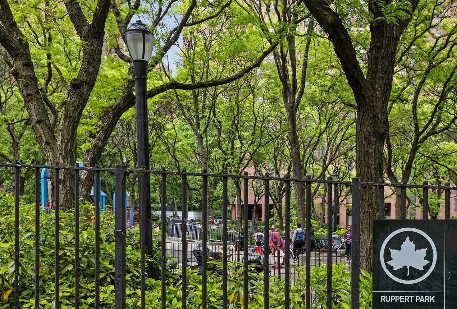 In Nyc Steps Away From Park Homestay