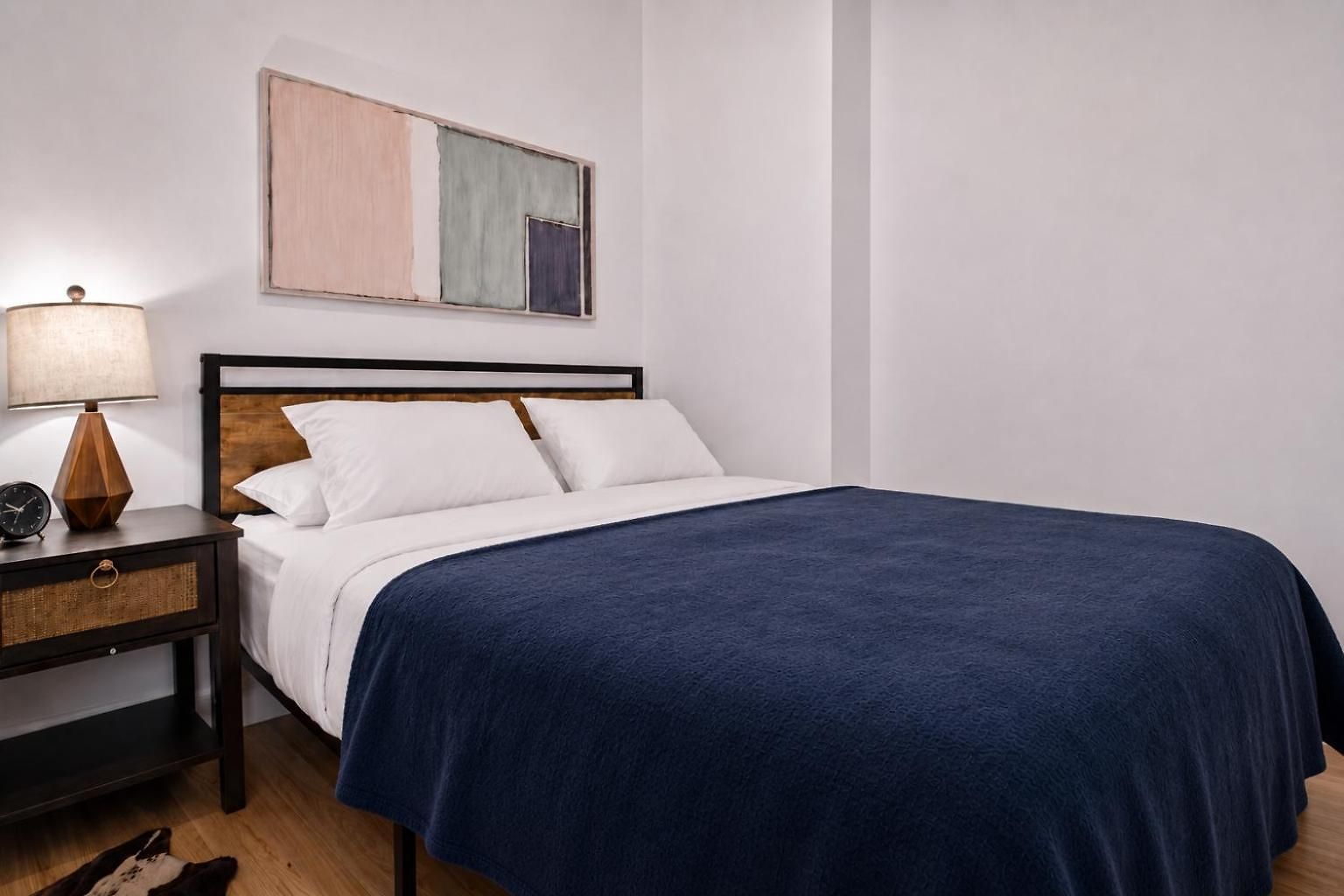 2 Bedroom Quite & Cozy Unit Next To Park Apartment
