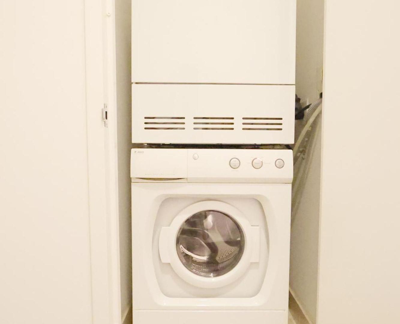 Apartment 3bd, 2 Bath, Massive Luxury In Fidi