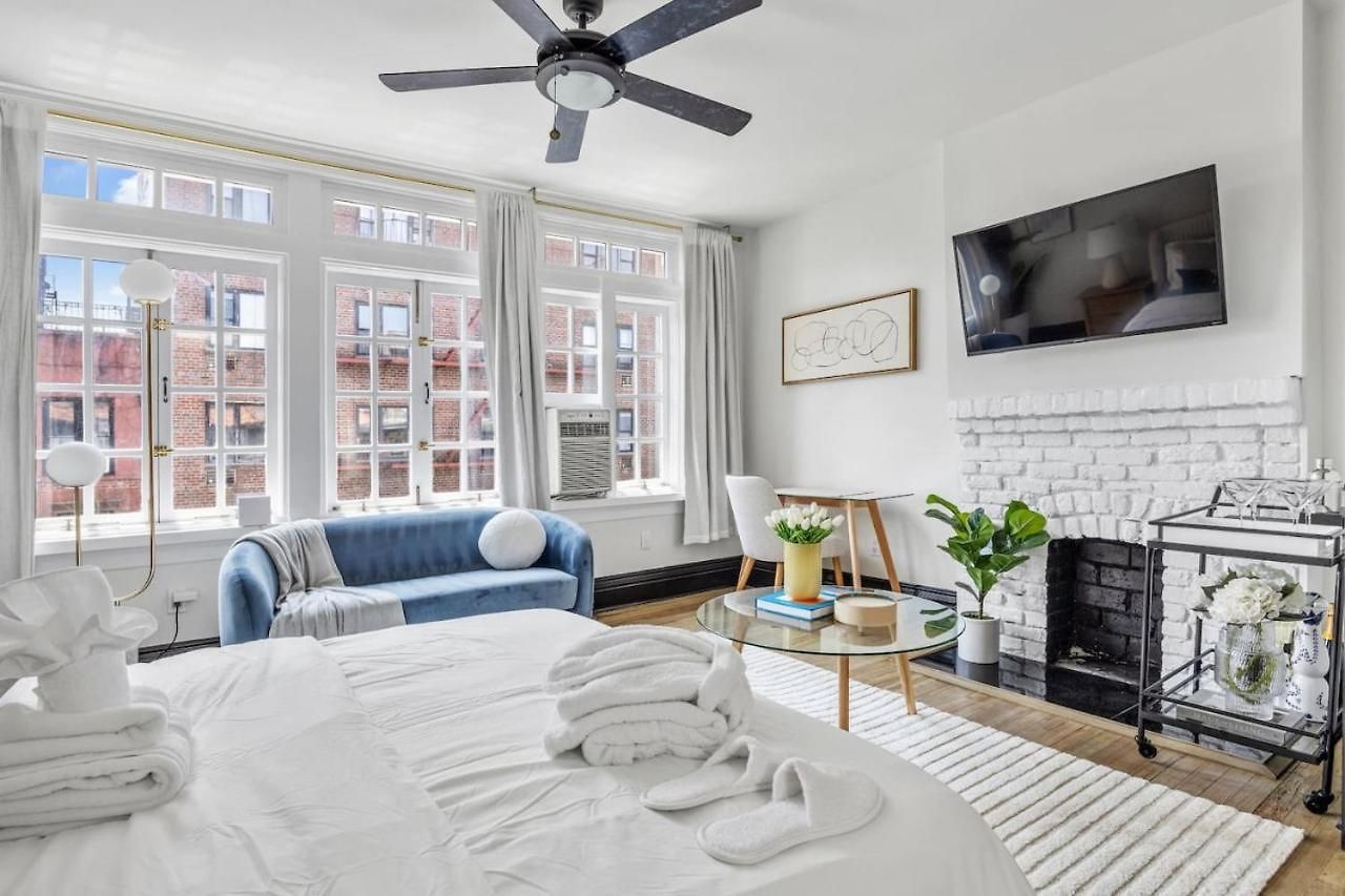 Apartment The West Village Penthouse Huge Windows Desk Skylights Cobblestone Street