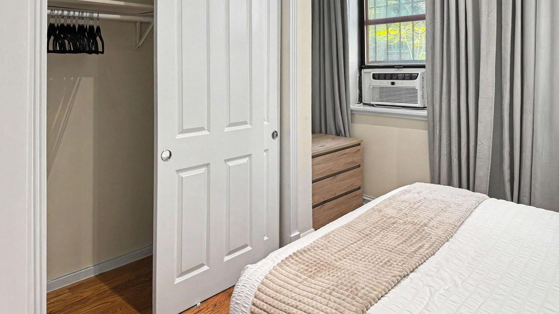 The East Side I - Vibe 8829 Apartment *