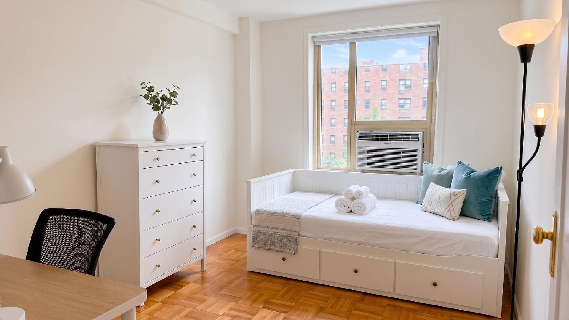 Grand East Side Home, Spacious & Cozy 3 Bedroom Retreat Apartment