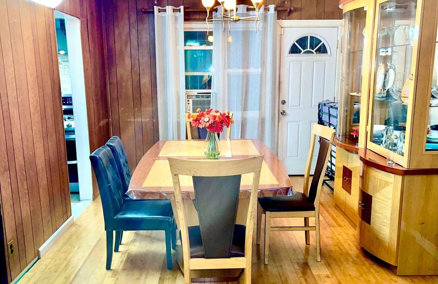 Holiday home Lga 5 Mins, 3 Bedrooms Duplex Private House With Backyard ! New York