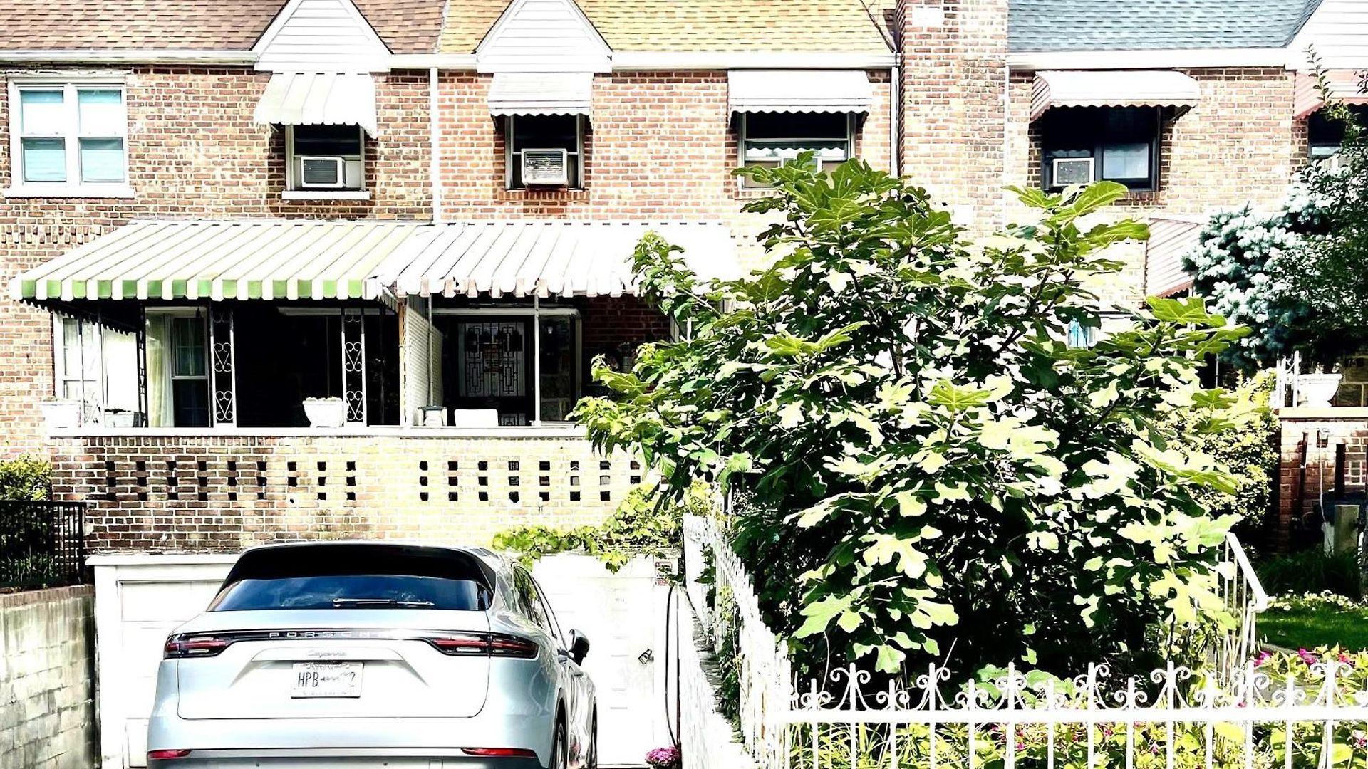 Lga 5 Mins, 3 Bedrooms Duplex Private House With Backyard !