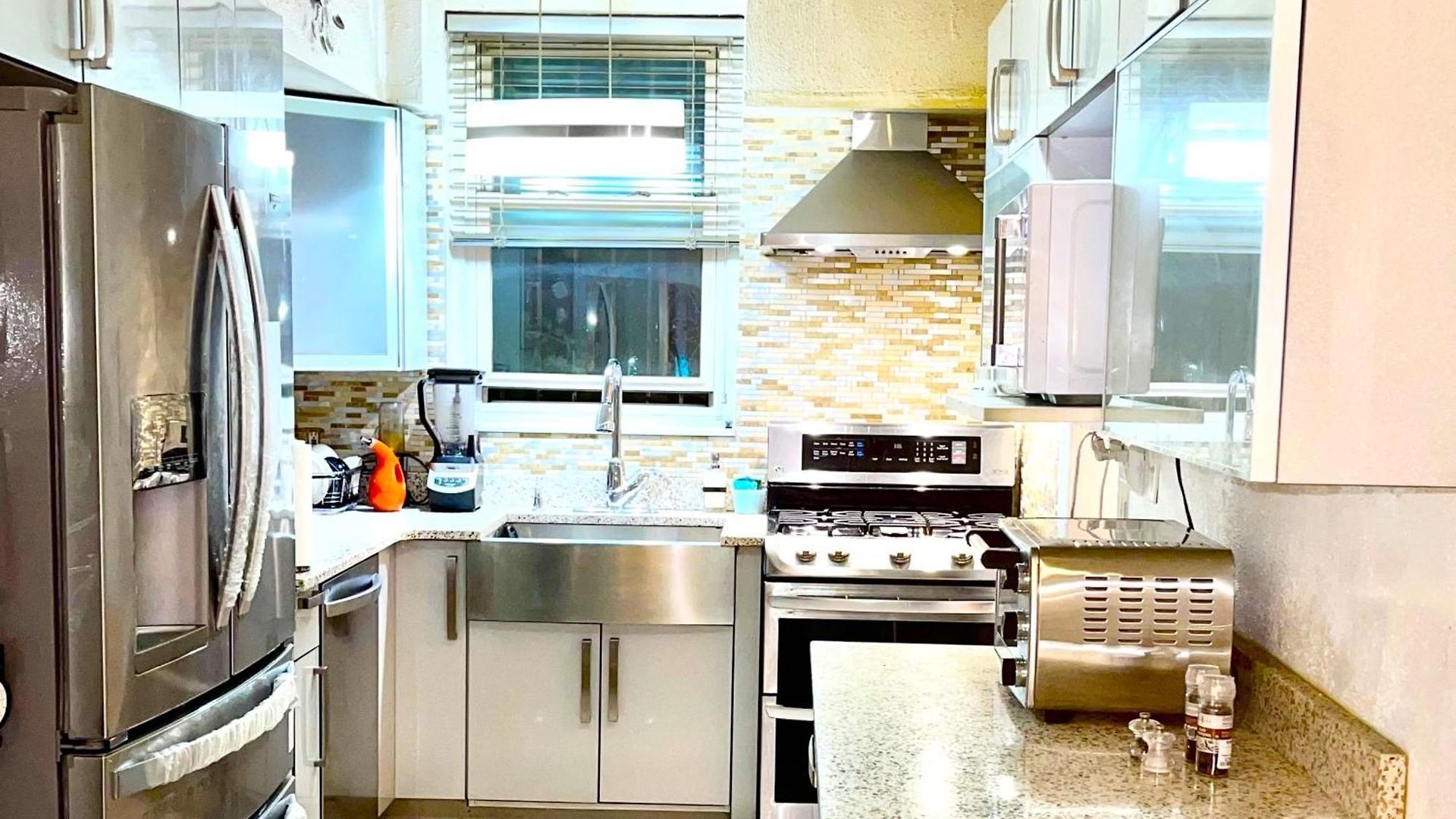 Lga 5 Mins, 3 Bedrooms Duplex Private House With Backyard ! *