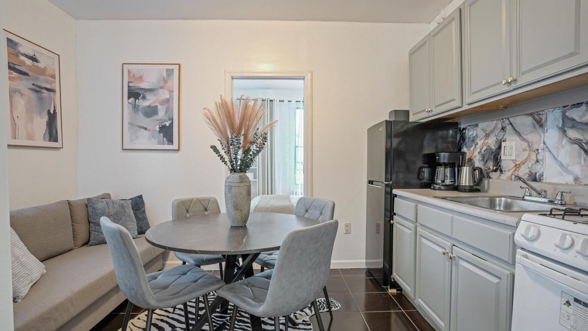 Apartment 2 Bedroom Unit In Manhattan *