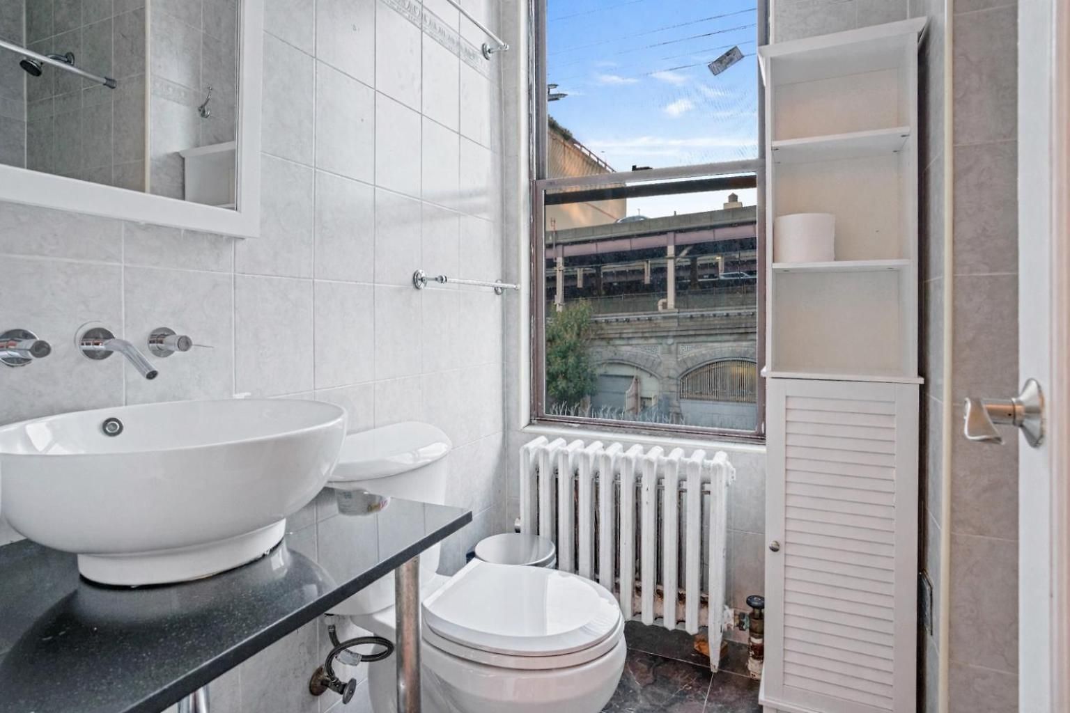 2 Bedroom Unit In Manhattan *