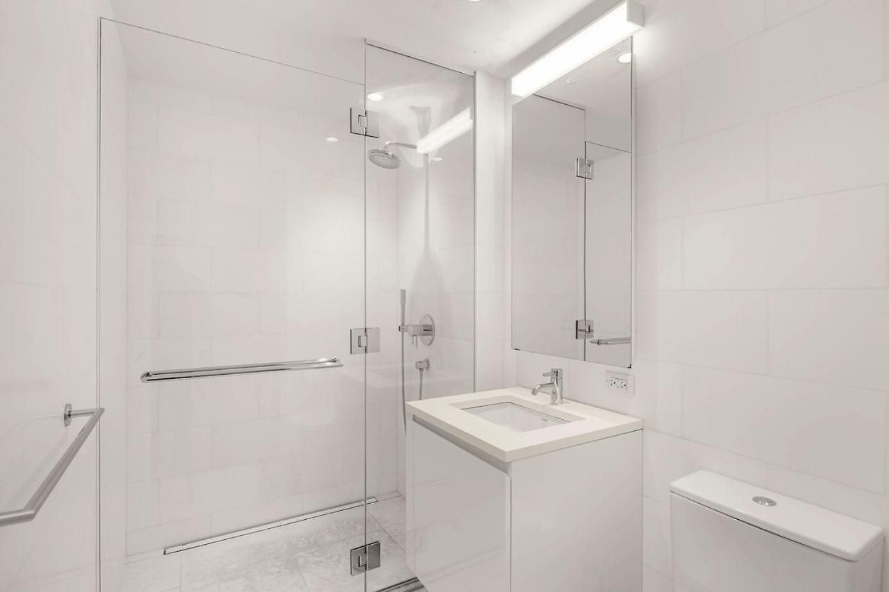 Embassy I 21st Floor 2br With Doorman Gym Pool Apartment
