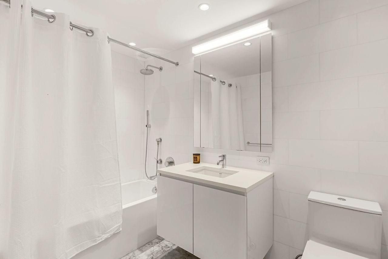 Embassy I 21st Floor 2br With Doorman Gym Pool Apartment