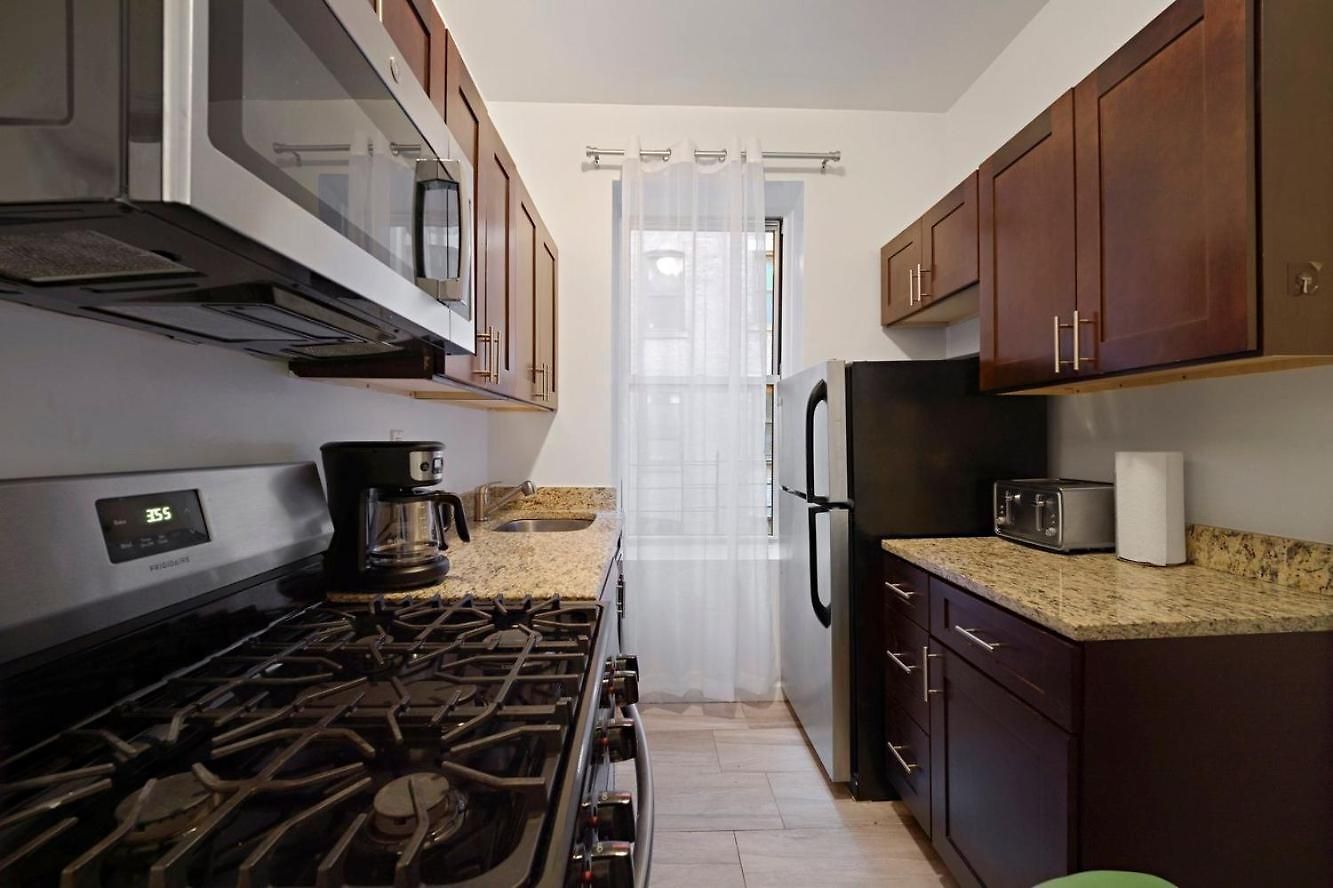 Apartment 3 Bedroom Next To Park *