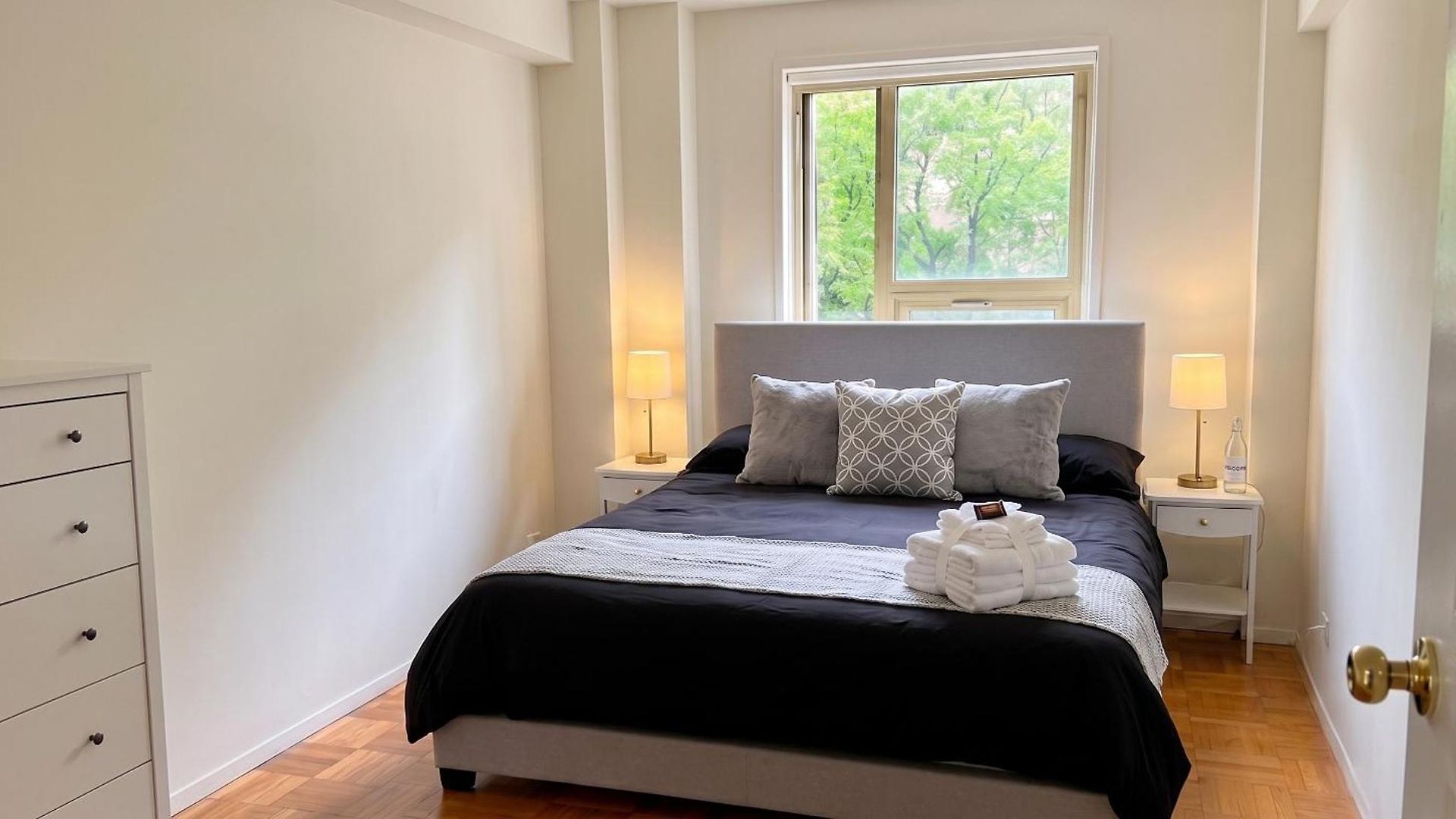 Apartment Grand East Side Home, Spacious & Cozy 3 Bedroom Retreat *