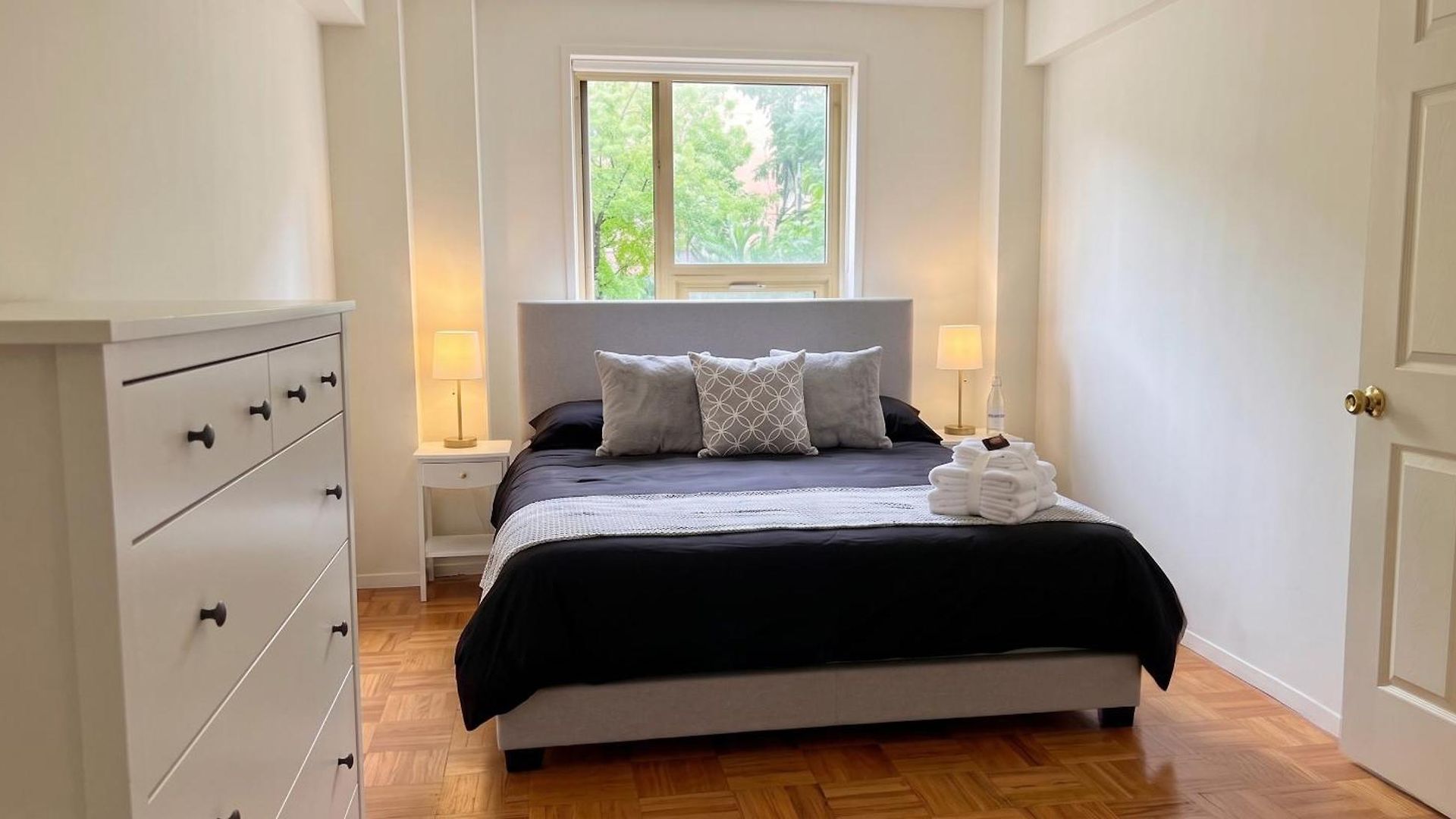 Grand East Side Home, Spacious & Cozy 3 Bedroom Retreat *