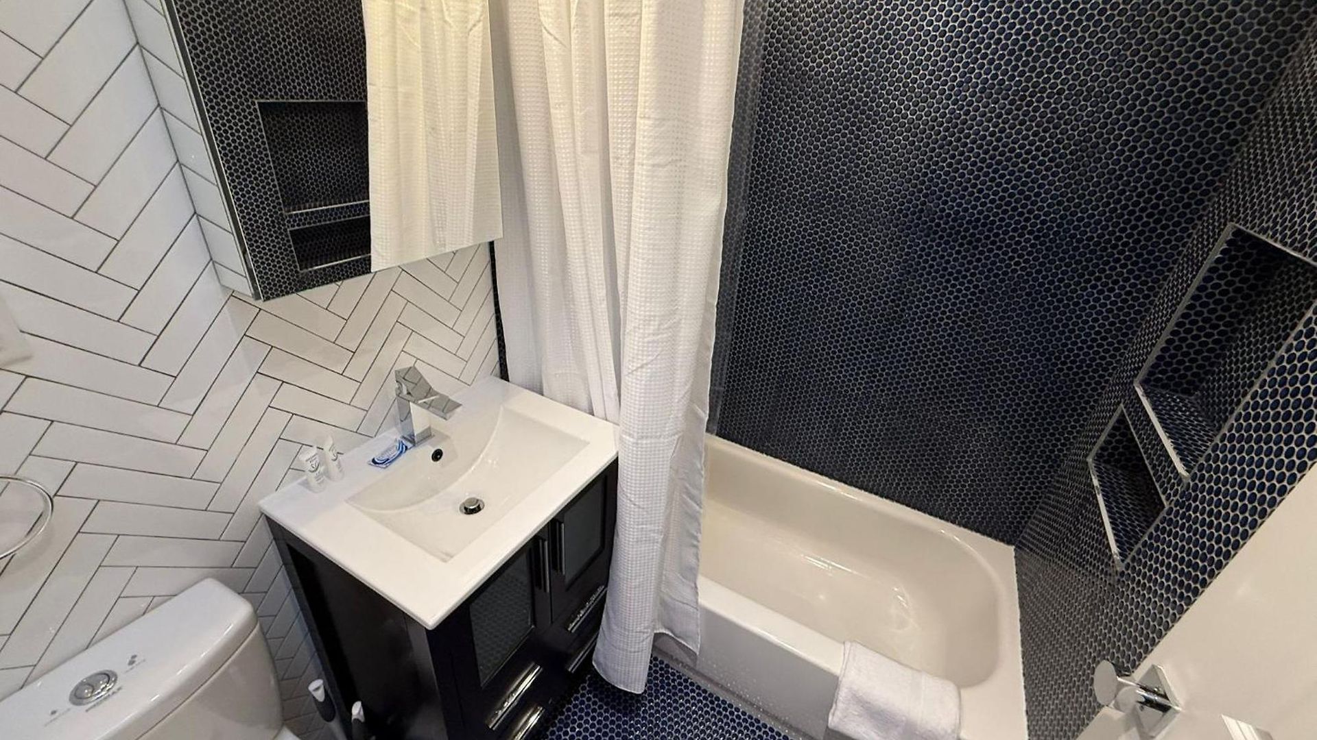 The Pewter Flat Iii Vibe 8835 Apartment