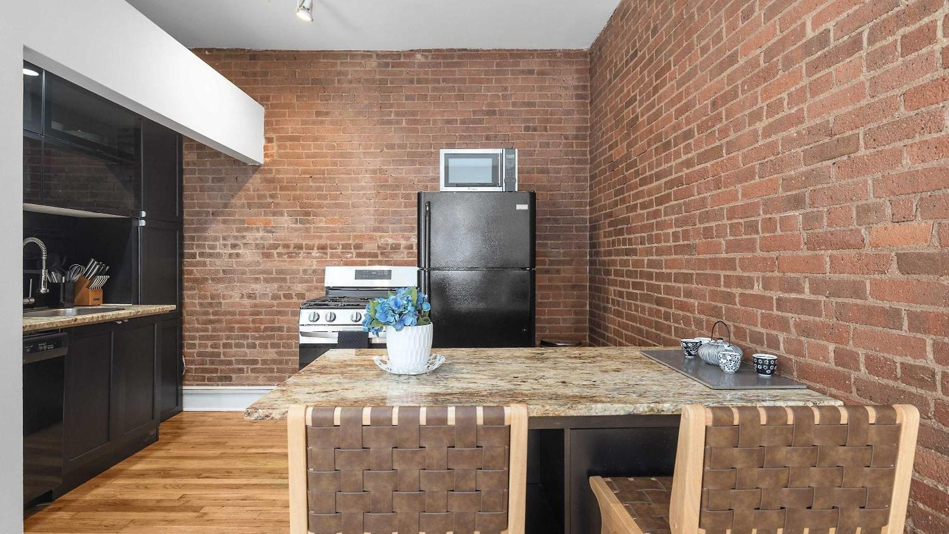 Seaport Place By Stayhaus Floor-through 1br Loft *
