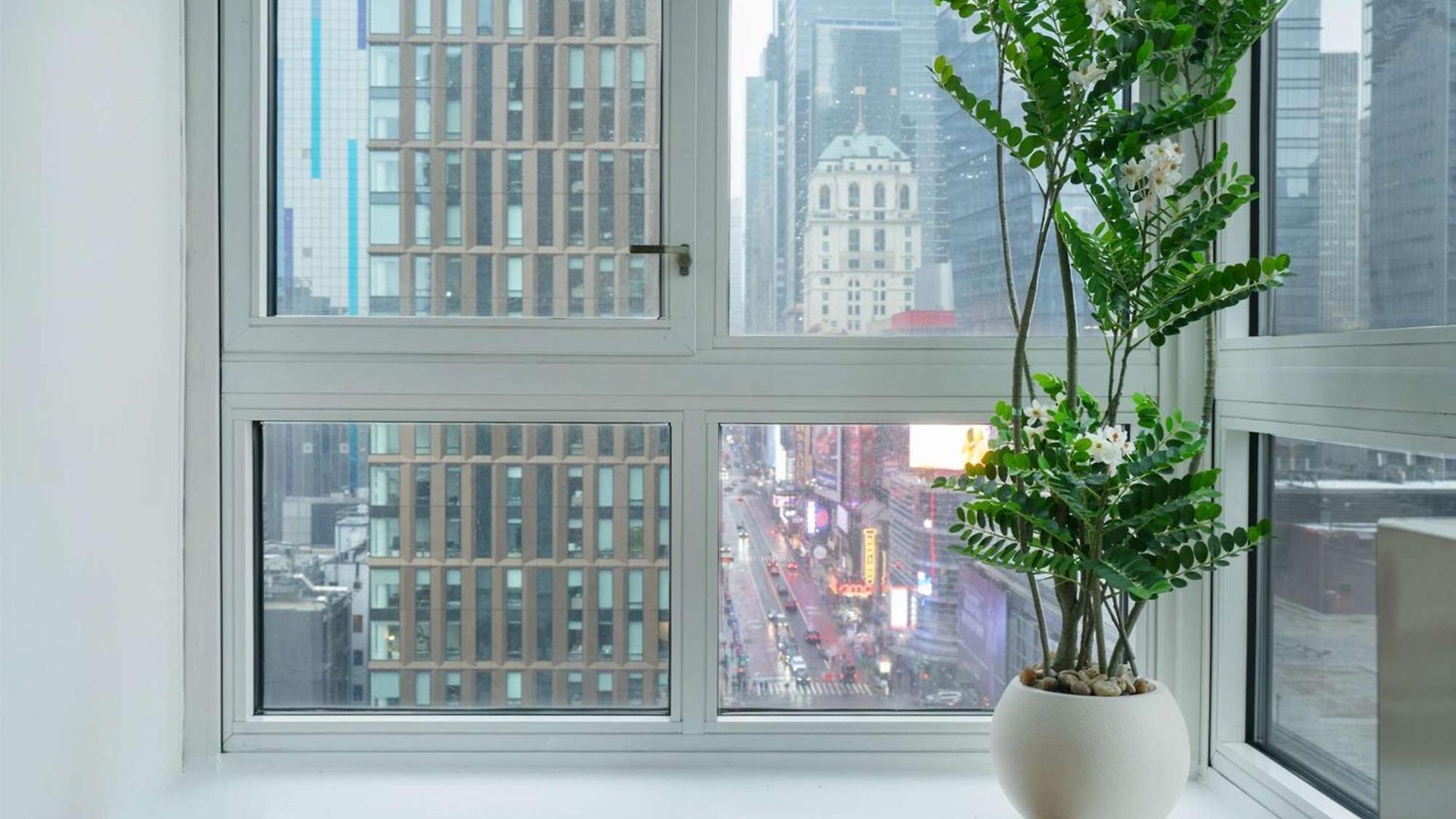 43-20a Newly Furnished 1br- Full Service Doorman Laundry Gym Business Center Apartment New York