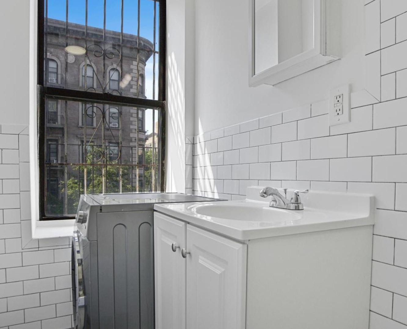 2 Bedroom Quite & Cozy Unit Next To Park *
