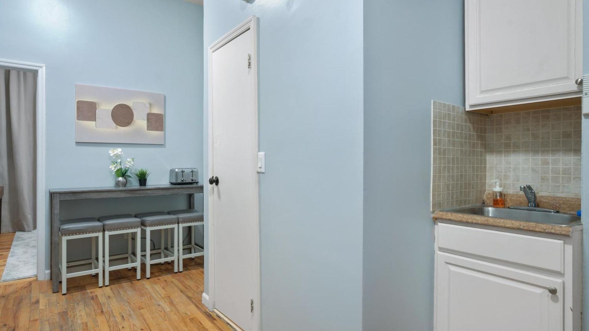 2 Bedroom Cozy Gem *
