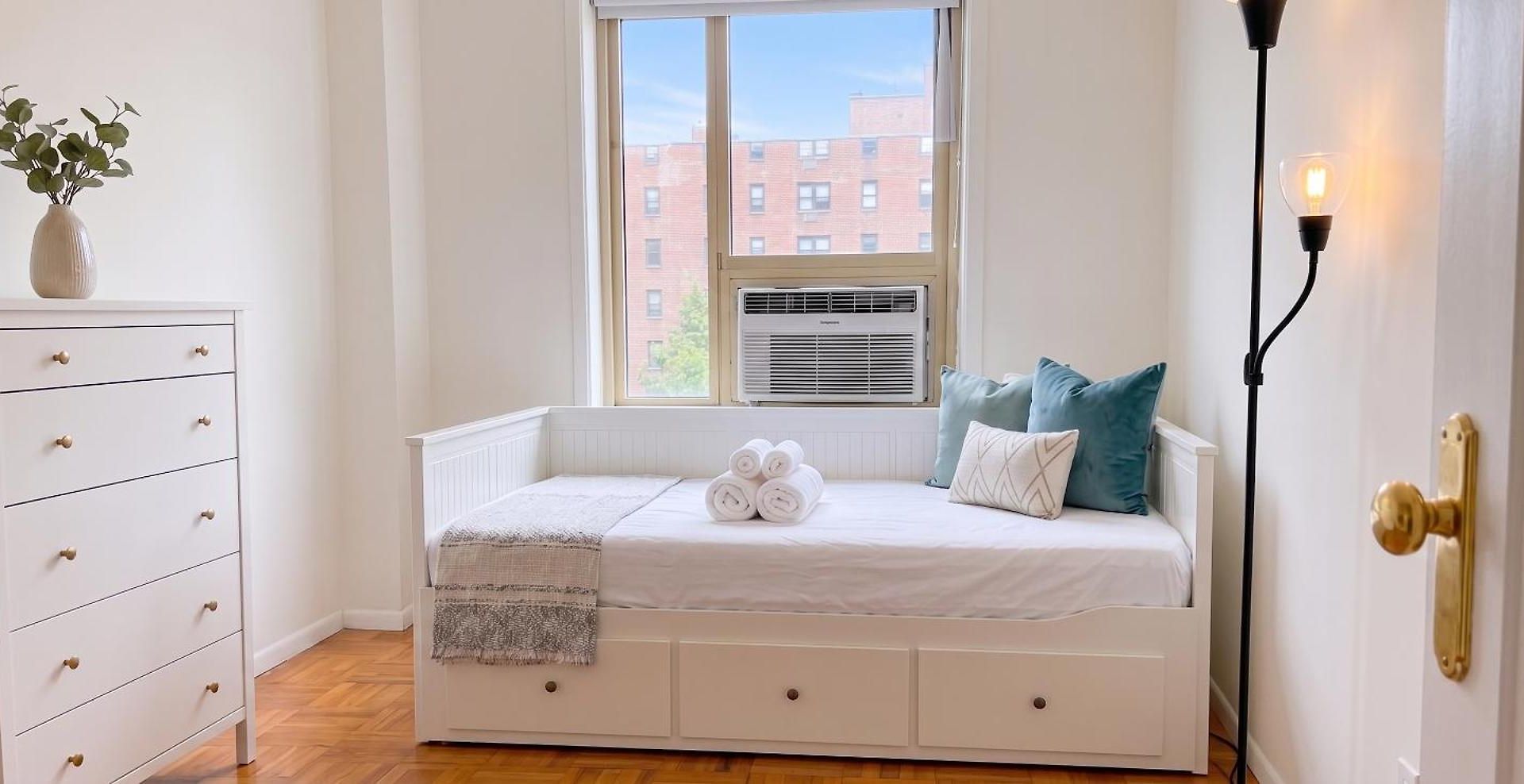 Grand East Side Home, Spacious & Cozy 3 Bedroom Retreat Apartment New York