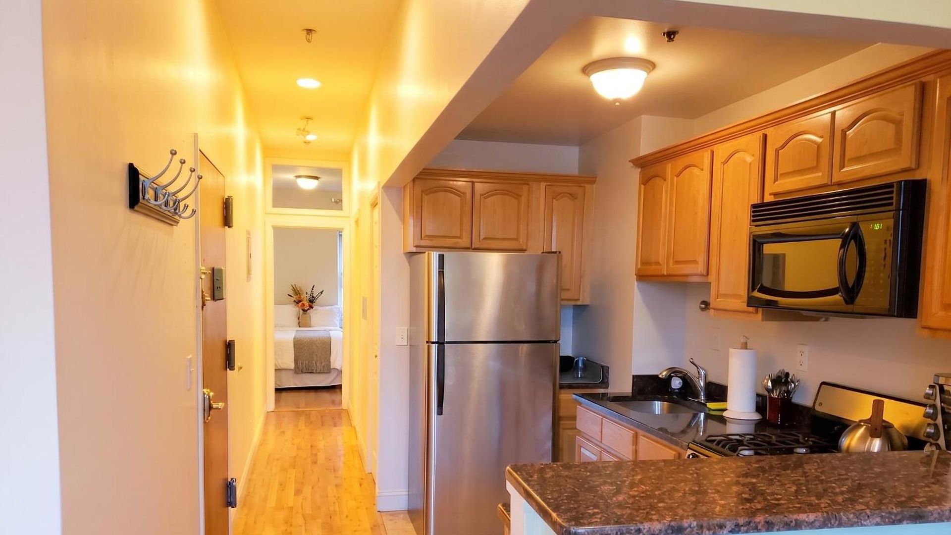 Stunning One Bedroom In Manhattan - 2nd Floor Apartment *