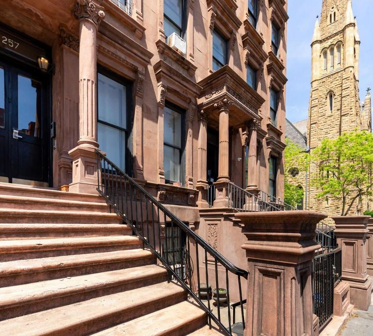 Beautiful 2-bedroom Townhouse Nyc Apartment